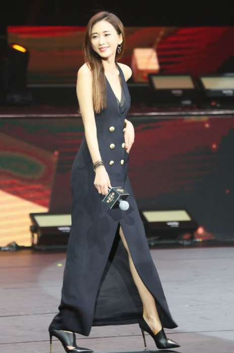 “林志玲”一把年纪还这么大胆，穿透视衣走机场，真不怕老公吃醋