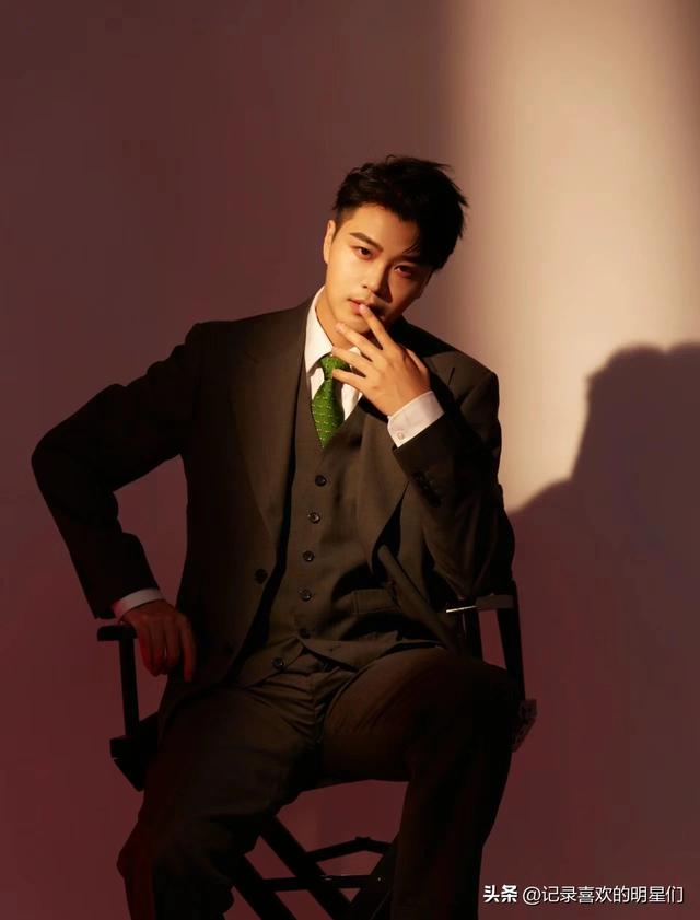 孟瑞自带贵族气质，阳光帅气迷人十足。演技精湛，才华横溢！