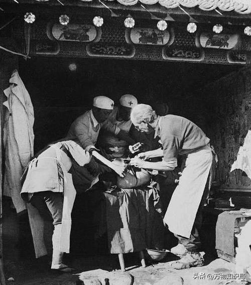 1940年,日军禁止公开的照片,一名慰安妇女孩表情呆滞,命运难测
