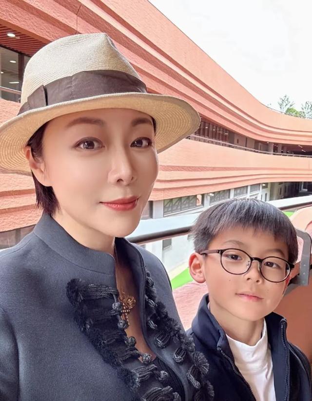 保剑锋一家安徽农村过大年，初二游灯乐融融，妻子何珈好显年轻