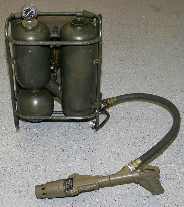 原127师政委，曾是张万年的搭档，71年拒绝提供火焰喷射器