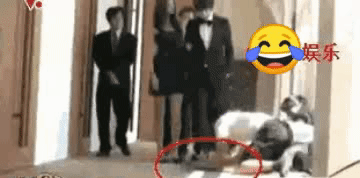 怪不得电视剧只拍上半身！踩“高跷”、垫箱子，看了花絮太尴尬