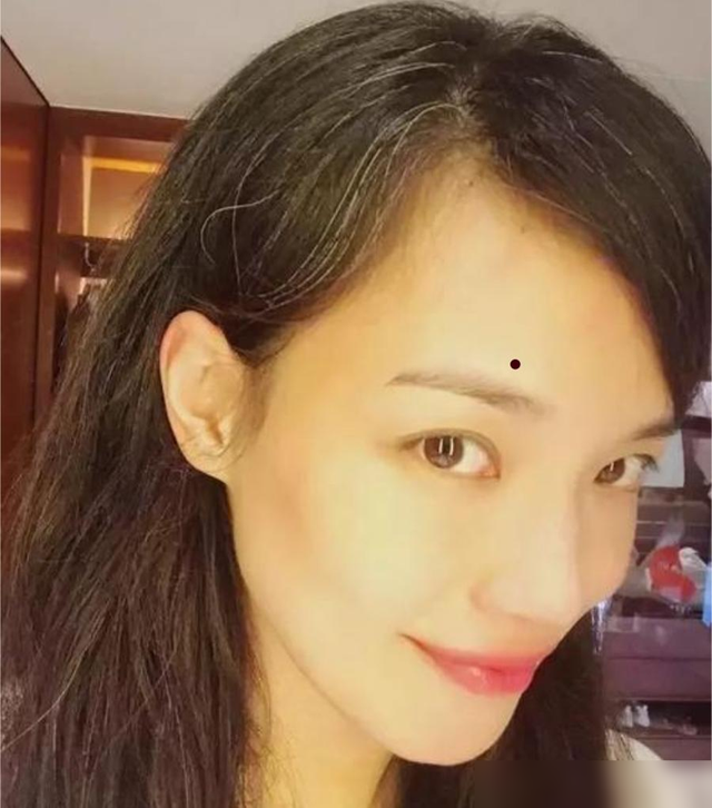 白发太多染黑显老气，试试这几种时尚发色吧，减龄显白又洋气