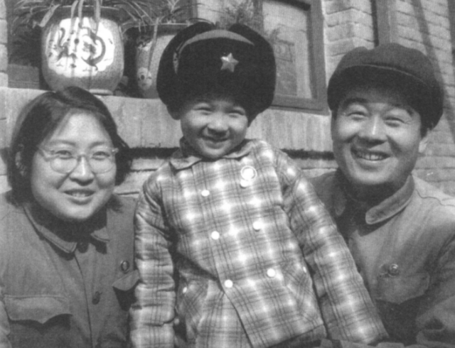1975年,孔令华在上海会见贺小平,谈起女儿孔东梅:我有一个要求