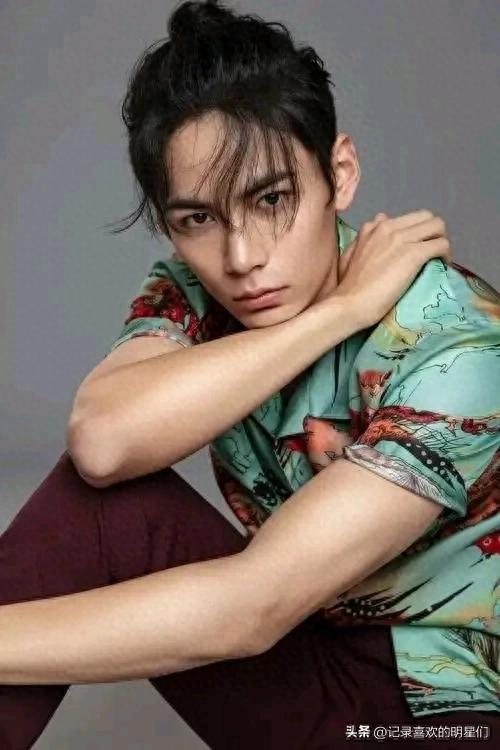 来看看阳光帅气迷人十足的舞蹈演员：秦天的精彩瞬间！