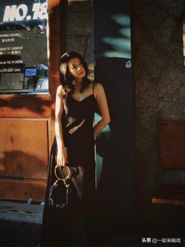 高圆圆眼波流转，顾盼生辉，一代佳人