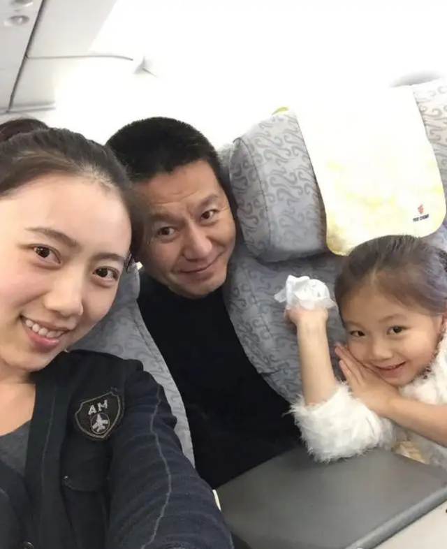 著名演员吴若甫：当红时被绑架，44岁娶22岁妻子，如今怎么样了？