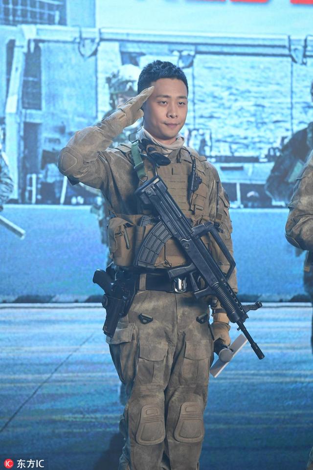 “小鲜肉”黄景瑜一身军装帅气十足,被张译爆料拍戏满身是伤