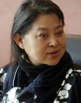 60岁倪萍近照瘦脱相，烈焰红唇腰肢纤细，意外撞脸陈红