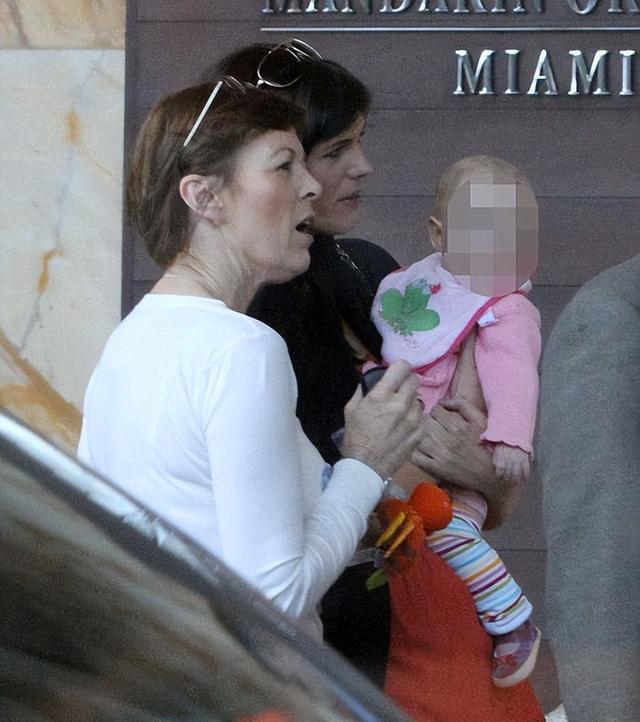 裘德洛:曾帅到掉渣,如今52岁油到不能看,6个孩子只有女儿像他