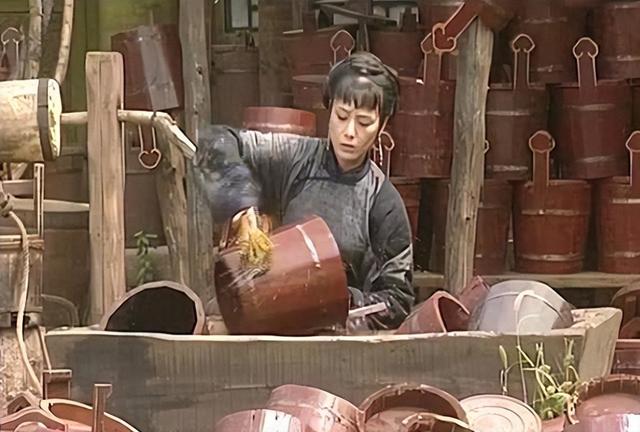 重温《康熙王朝》才懂康熙让容妃刷27年马桶,还要和她合葬的隐情