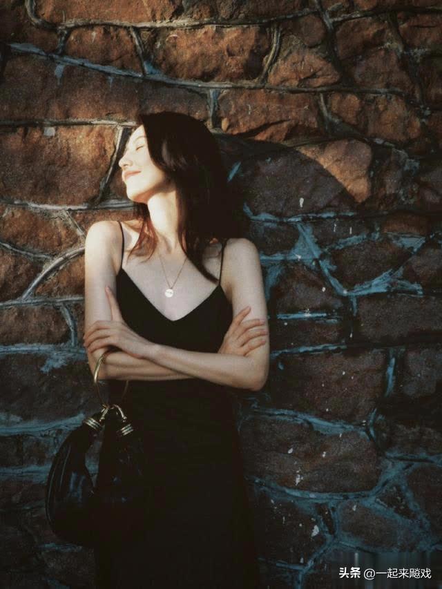 高圆圆眼波流转，顾盼生辉，一代佳人