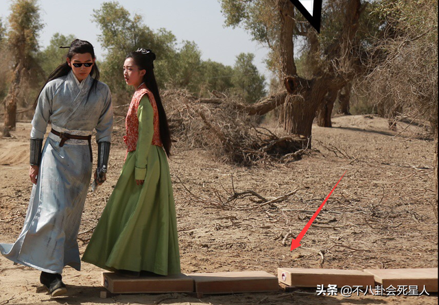 怪不得电视剧只拍上半身！踩“高跷”、垫箱子，看了花絮太尴尬
