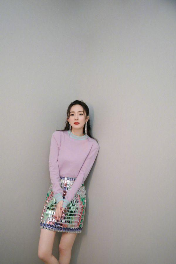 最近火了一种新穿法叫：“上半身少女，下半身欲女”，杨幂都上头