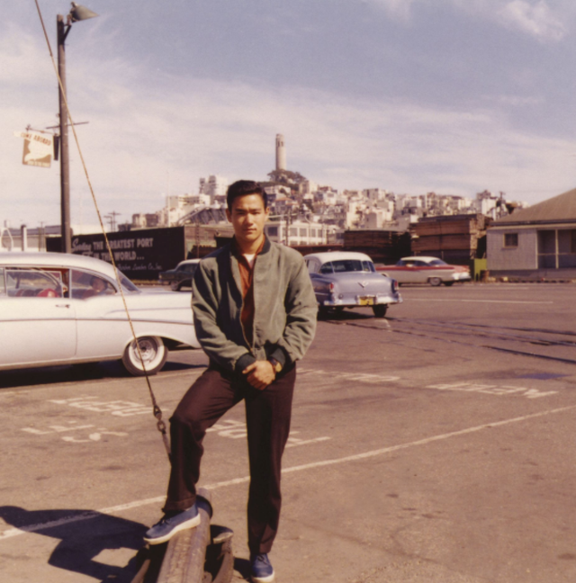 李小龙罕见旧照，一家四口老婆很漂亮，抱着女儿画面温馨