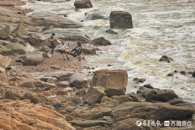 女子沙滩上自拍被大浪卷下海！不会水的医生下海救人，保安接力