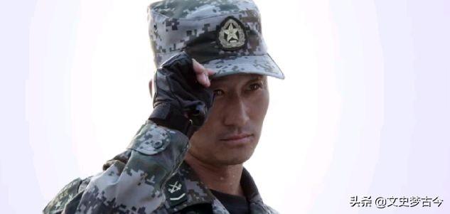 战狼：龙小云25岁已是正团级中校？吴京没把军衔搞明白，闹了乌龙