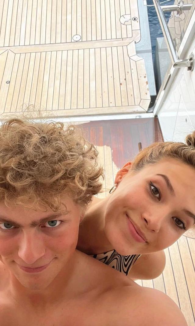 谷爱凌与男友滑冰亲吻，男方身份背景曝光，两人门当户对