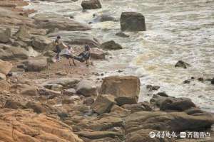 下海在线(女子沙滩上自拍被大浪卷下海不会水的医生下海救人，保安接力)