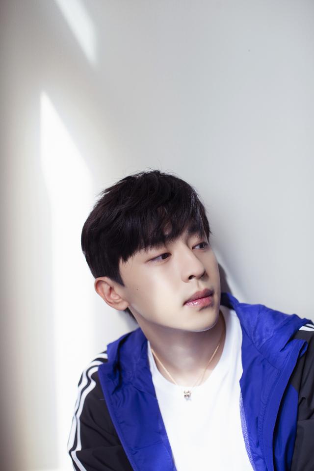 邓伦工作室放美照,利落短发五官精致,一双狐狸眼惹人爱