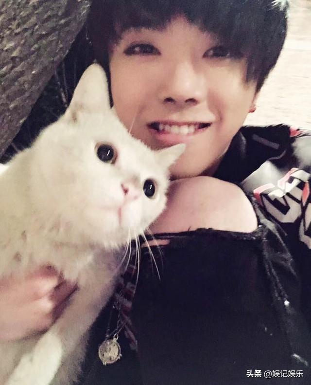 张碧晨晒照过白色巧克力节，疑隔空示爱华晨宇，细节太甜了