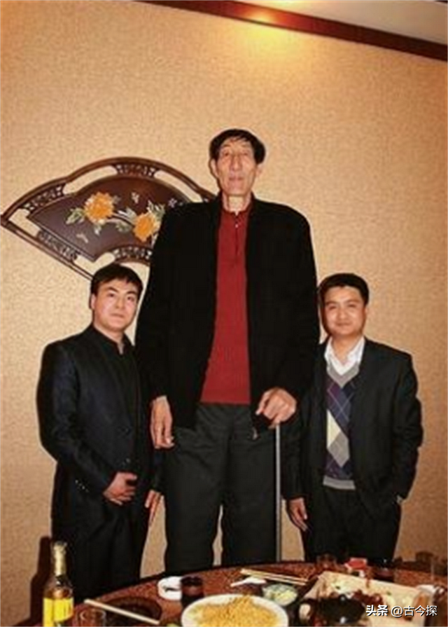 中国巨人鲍喜顺，晚年爱妻不顾生死为他诞下一子，爱情最初模样