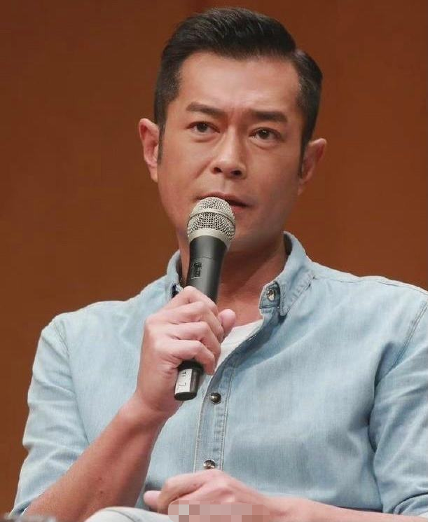 67岁成龙现身厦门搬运口罩!身材健壮精神好,撸起袖子干活显轻松