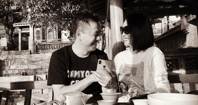 王晓蓉晒一家四口庆与王中磊银婚，从身后紧搂老公甜蜜满分