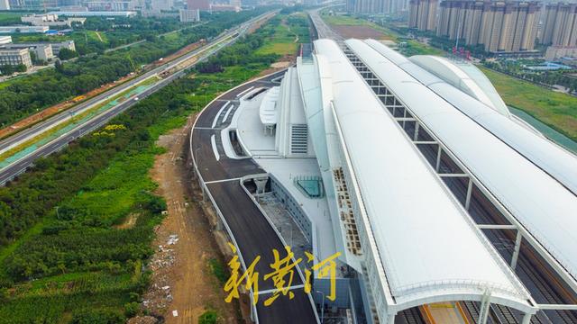 济莱高铁历城站东侧在建高架匝道,跨越邢村立交和高速路,直通经十路