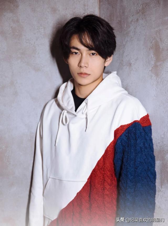 来看看阳光帅气迷人十足的舞蹈演员：秦天的精彩瞬间！