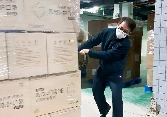 67岁成龙现身厦门搬运口罩!身材健壮精神好,撸起袖子干活显轻松