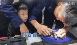 报告消防员蜀黍：这里有人卡住了......