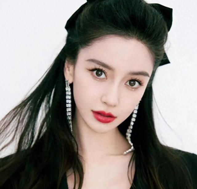 杨颖父亲国籍被扒，港媒称疯马秀事件违反了演艺规定