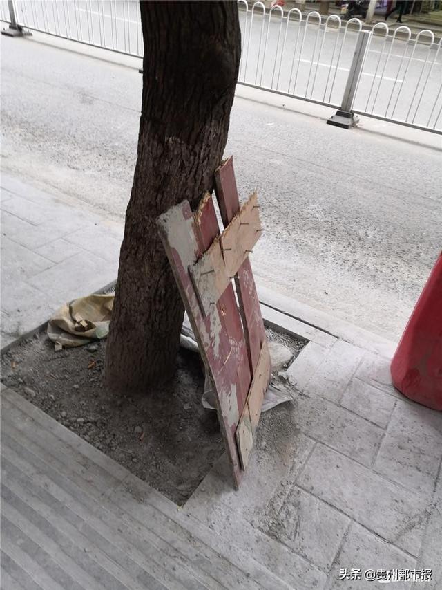 “啊~啊！我的JIO！”裸露钉子板摆人行道上一堆路人中招