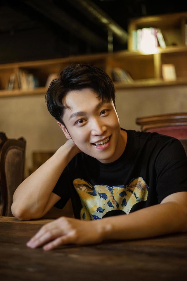张海宇咖啡店大片曝光 帅气绽笑颜阳光有型