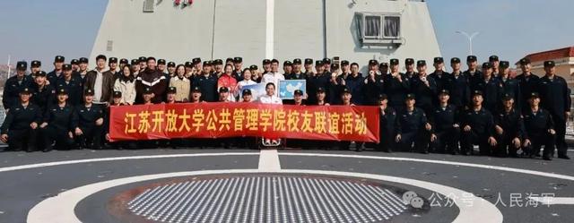 残奥会冠军登上海军舰艇，甲板秒变“追星现场”