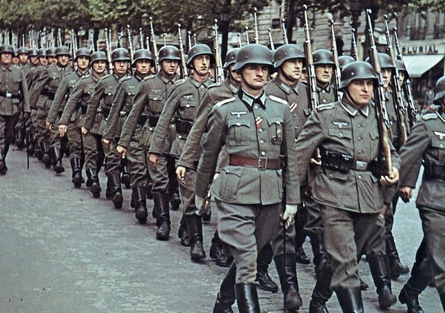 最具骑士特色的军队？二战德军军官佩戴手枪的小细节就能看出来