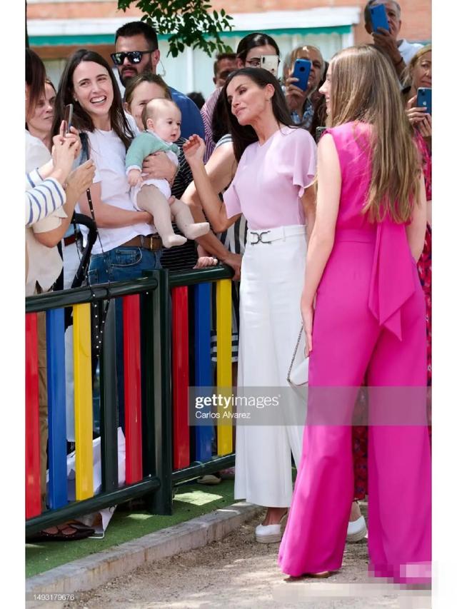 长腿美少女！17岁的索菲亚公主，这身材很欧美，衣品直逼母亲莱后