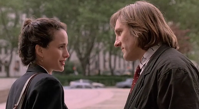 法国情侣假结婚只为美国绿卡，黑色幽默的《绿卡》，引人深思