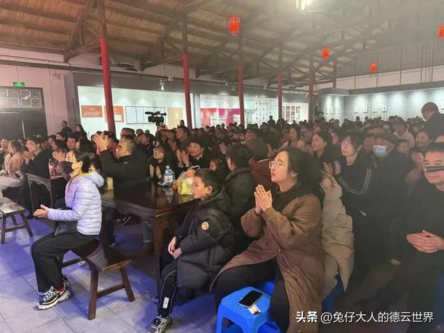 德云社演员赶赴陕西富平，举办惠民专场，后台合影照曝光