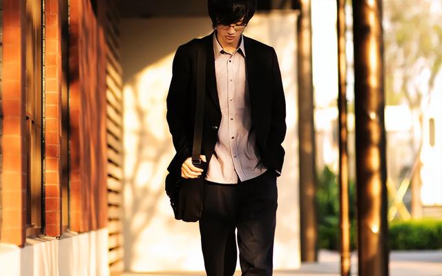 36岁的许嵩“铁树开花”，老粉纷纷送祝福，女友竟比他小14岁