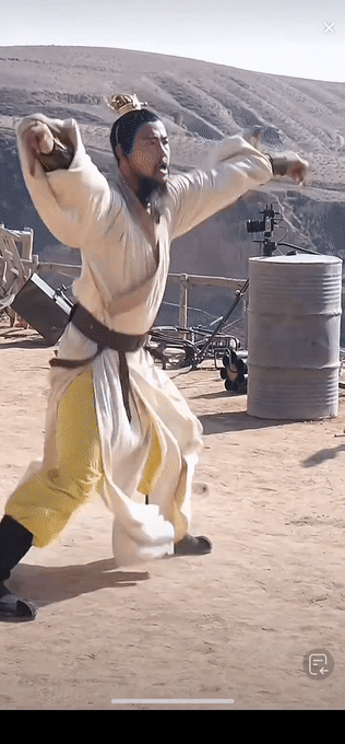 李白玩火、曹操蹦迪、刘备摇花手！我在抖音看“老东西”直播……