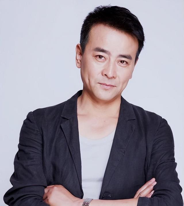 演员罗钢：娶小23岁郝蕾，陪娇妻战胜家族遗传病，48岁老来得子