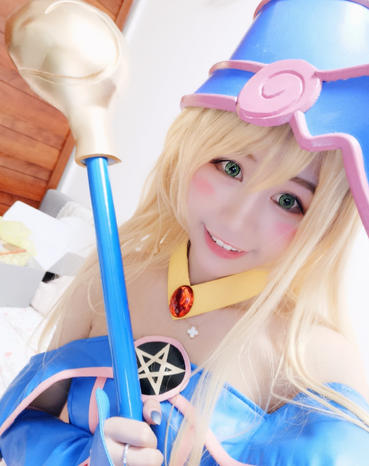 原来喵老师也cos过黑魔导女孩，小时候看动画，最喜欢这个角色了