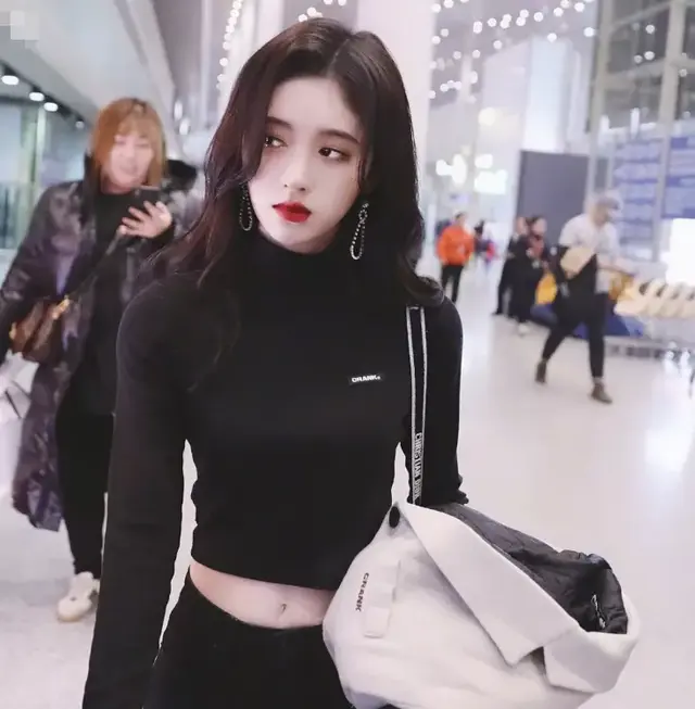 鞠婧祎罕见旧照曝光，面目扁平发量少被队友艳压，三人变化有点大