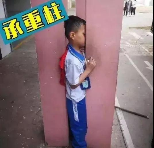 报告消防员蜀黍：这里有人卡住了......