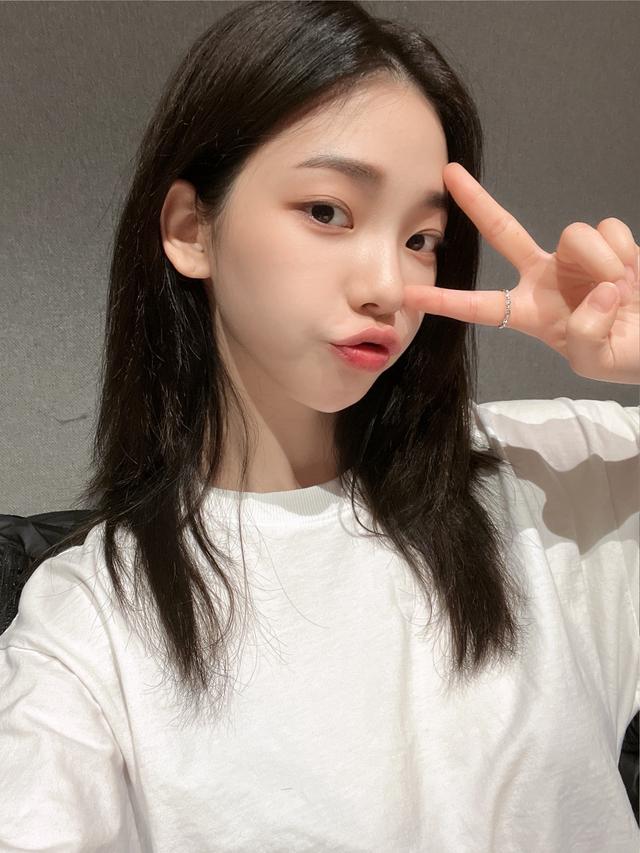 刘知珉剪短发登上热帖，这人气，佩服