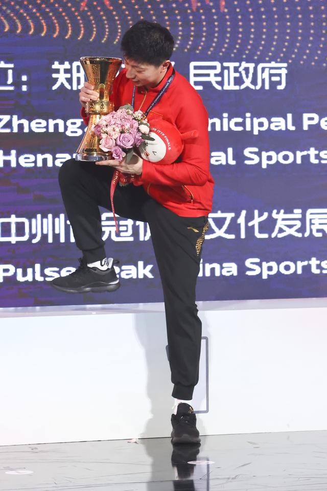 特写｜一道5厘米的膝盖疤痕，一位重返巅峰的战士马龙