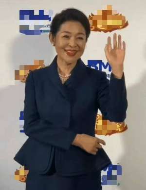 陈红近照(60岁倪萍近照瘦脱相，烈焰红唇腰肢纤细，意外撞脸陈红)