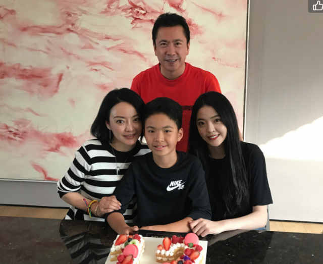 王晓蓉晒一家四口庆与王中磊银婚，从身后紧搂老公甜蜜满分